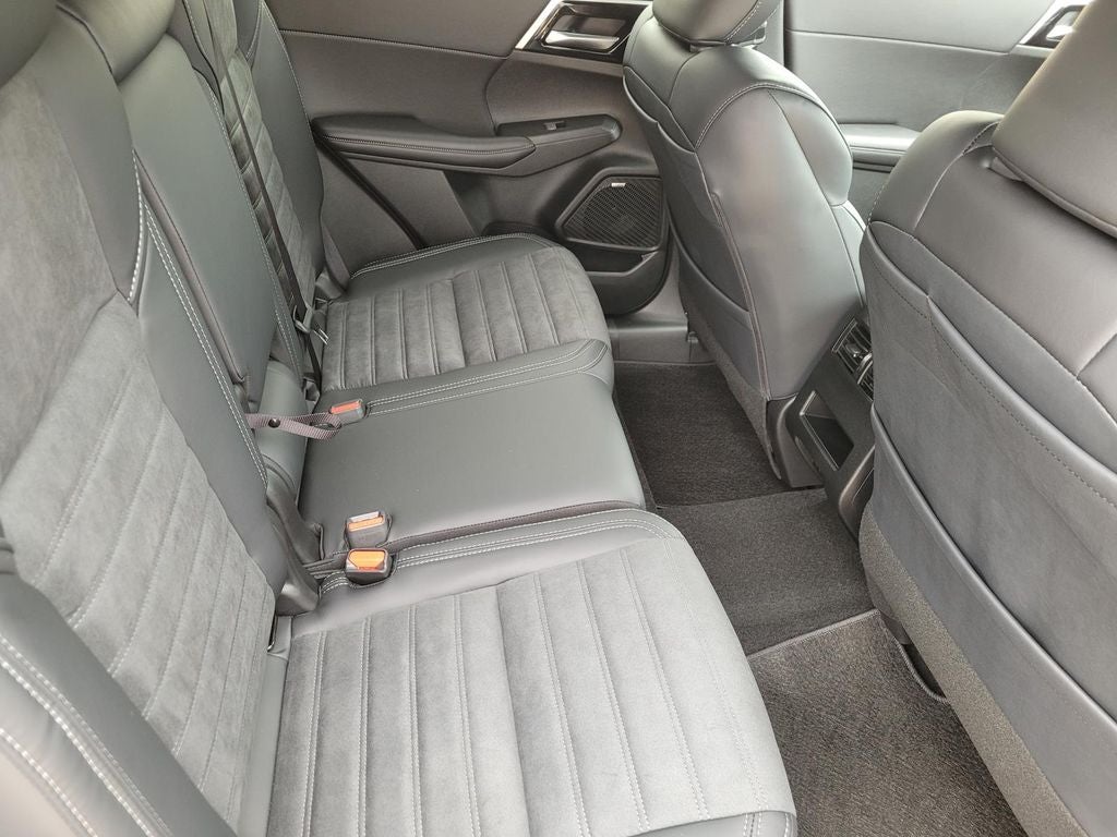 2026 Mitsubishi Outlander LE
