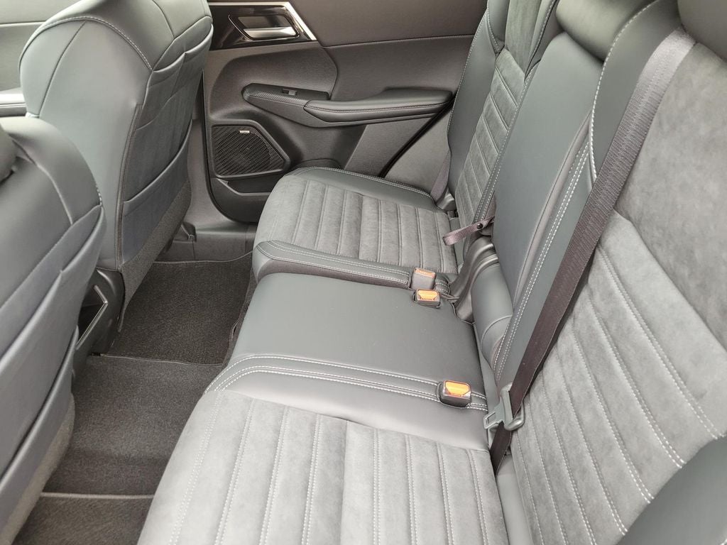 2026 Mitsubishi Outlander LE