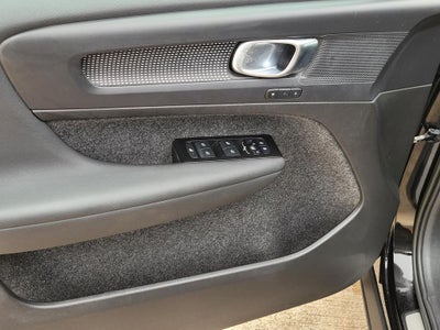 2022 Volvo XC40 R-Design