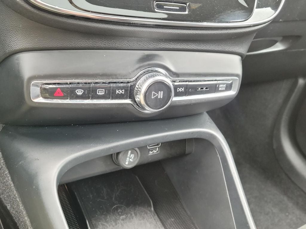 2022 Volvo XC40 R-Design
