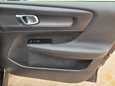2022 Volvo XC40 R-Design