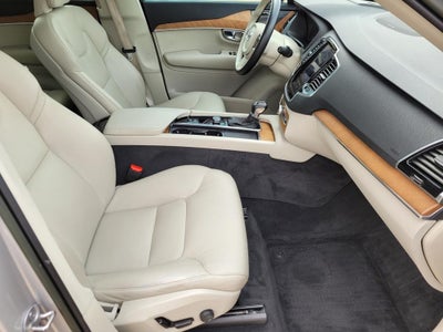 2022 Volvo XC90 Momentum