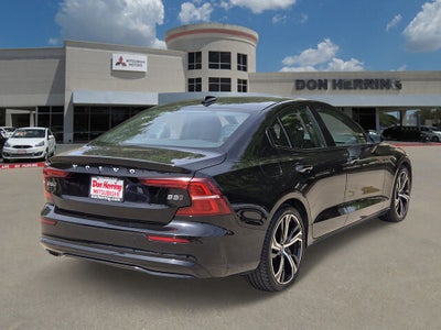 2024 Volvo S60 Core Dark Theme