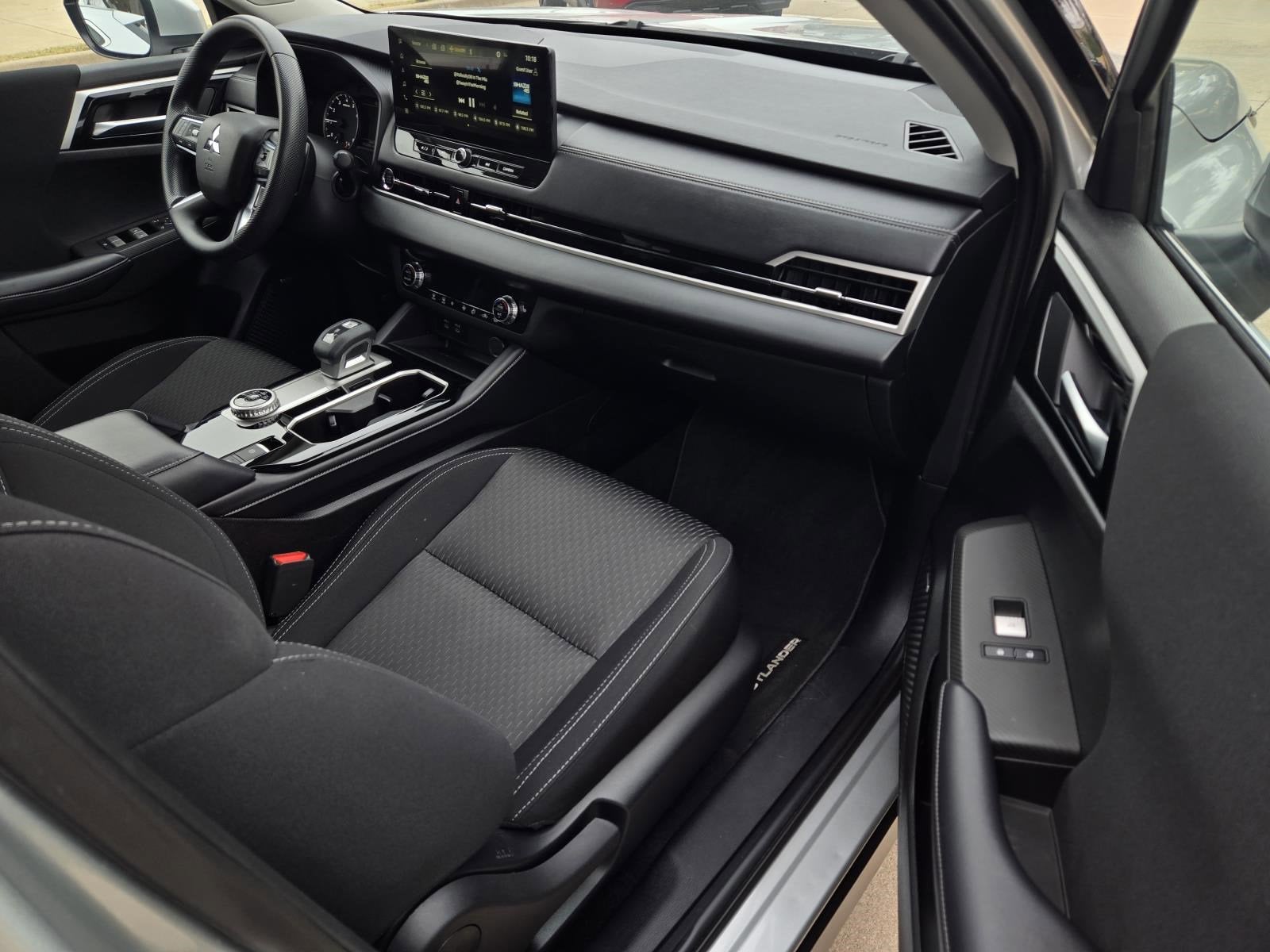 2025 Mitsubishi Outlander ES