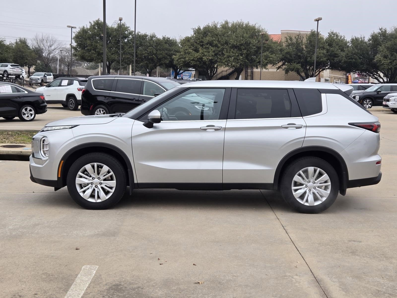 2025 Mitsubishi Outlander ES