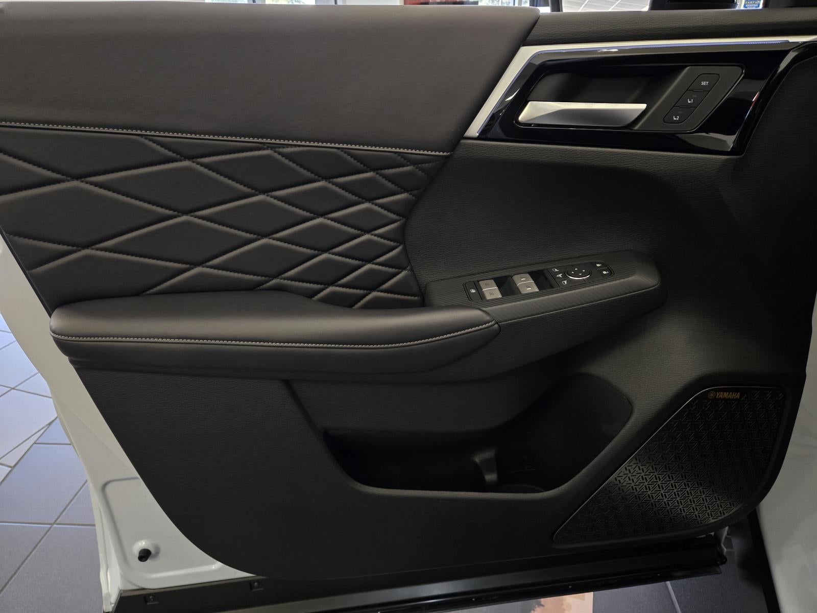 2026 Mitsubishi Outlander PHEV Black Edition