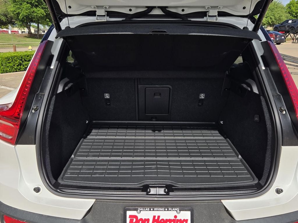 2022 Volvo XC40 R-Design